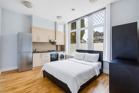 Studio to rent, Uxbridge Road, London W3