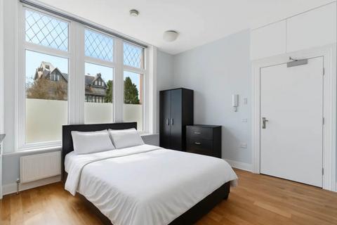 Studio to rent, Uxbridge Road, London W3