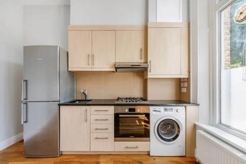 Studio to rent, Uxbridge Road, London W3