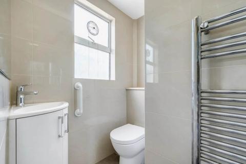 Studio to rent, Uxbridge Road, London W3