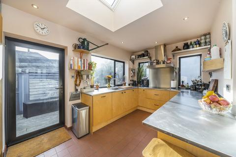 2 bedroom bungalow for sale, Irwin Avenue, London, SE18