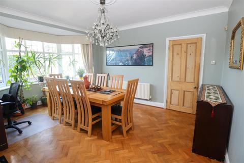4 bedroom detached house to rent, Coulsdon Road, Coulsdon