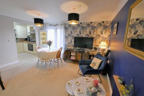2 bedroom flat for sale, Worsdell Close, Ipswich, Suffolk