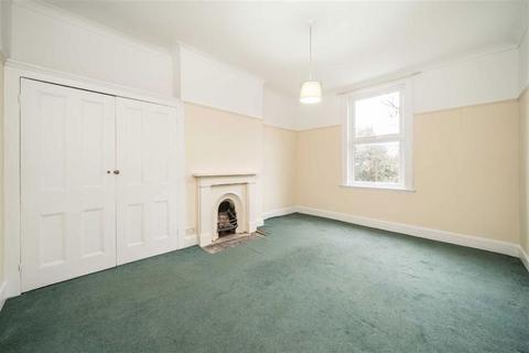 3 bedroom flat for sale, Winterwell Road, London SW2