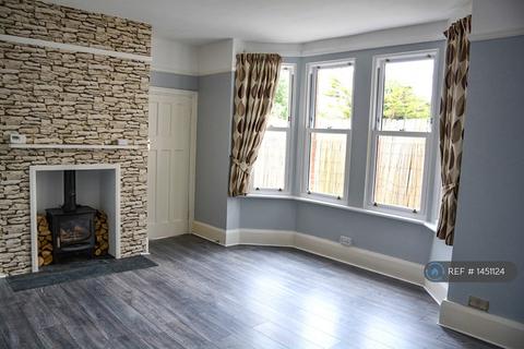 2 bedroom flat to rent, Portland Avenue, Southend-On-Sea, SS1