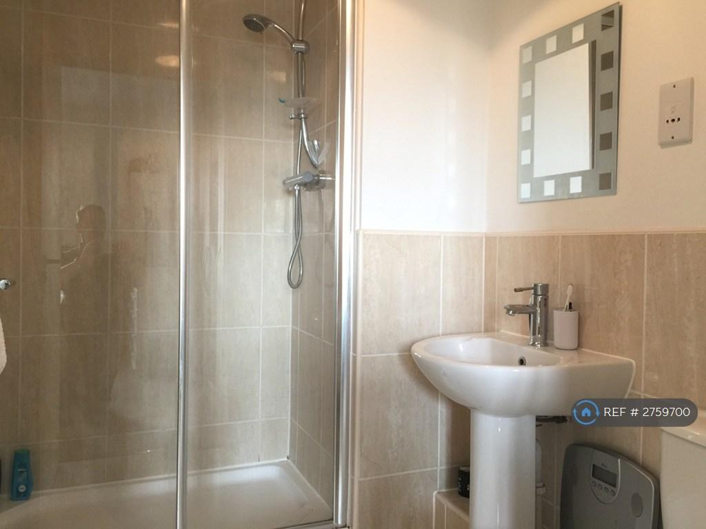 Ensuite Bathroom To Bed 1