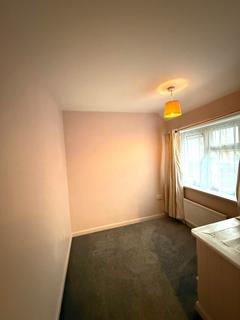 3 bedroom semi-detached house to rent, Tarnside Drive, Leeds LS14