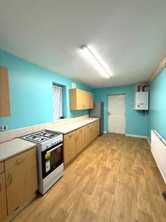 3 bedroom semi-detached house to rent, Tarnside Drive, Leeds LS14