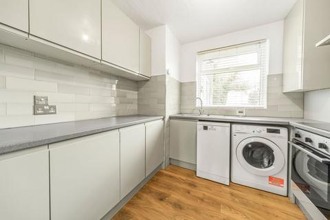 2 bedroom flat to rent, Bromley Road, Catford, London, SE6
