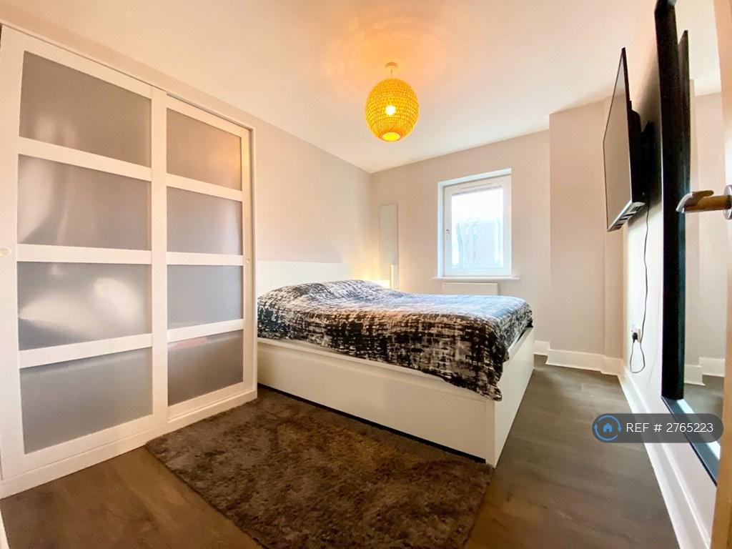 Main Bedroom - King Size Bed