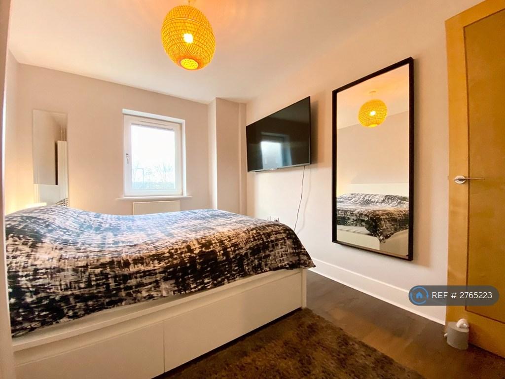 Main Bedroom - King Size Bed