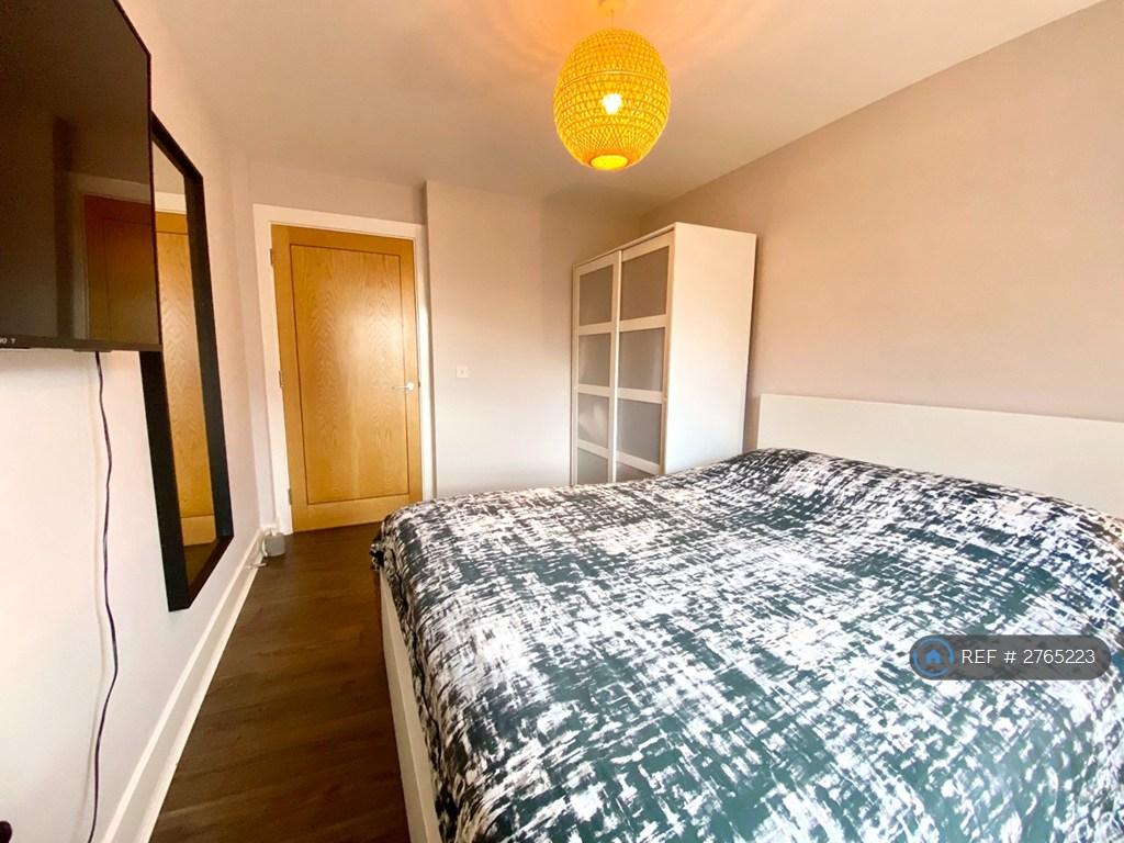 Main Bedroom - King Size Bed
