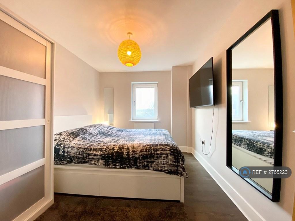 Main Bedroom - King Size Bed