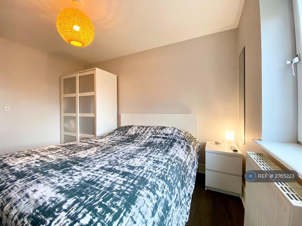 Main Bedroom - King Size Bed
