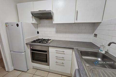 Studio to rent, Hill Court, London, SW15