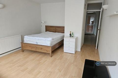 Studio to rent, Hill Court, London, SW15