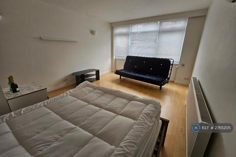 Studio to rent, Hill Court, London, SW15
