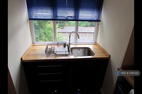 2 bedroom penthouse to rent, Albemarle Road, Beckenham, BR3