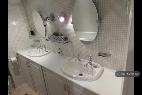 2 bedroom penthouse to rent, Albemarle Road, Beckenham, BR3