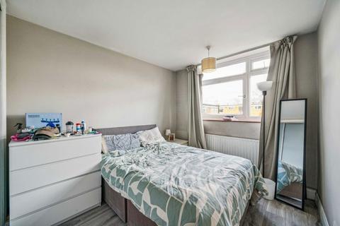3 bedroom flat to rent, Park Hill, London SW4