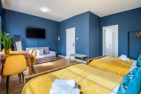 3 bedroom flat for sale, Gloucester Terrace, London, W2