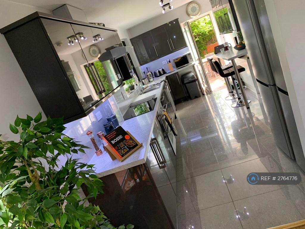 Beautiful New Kitchen/Diner, Dishwasher, Glass Hob