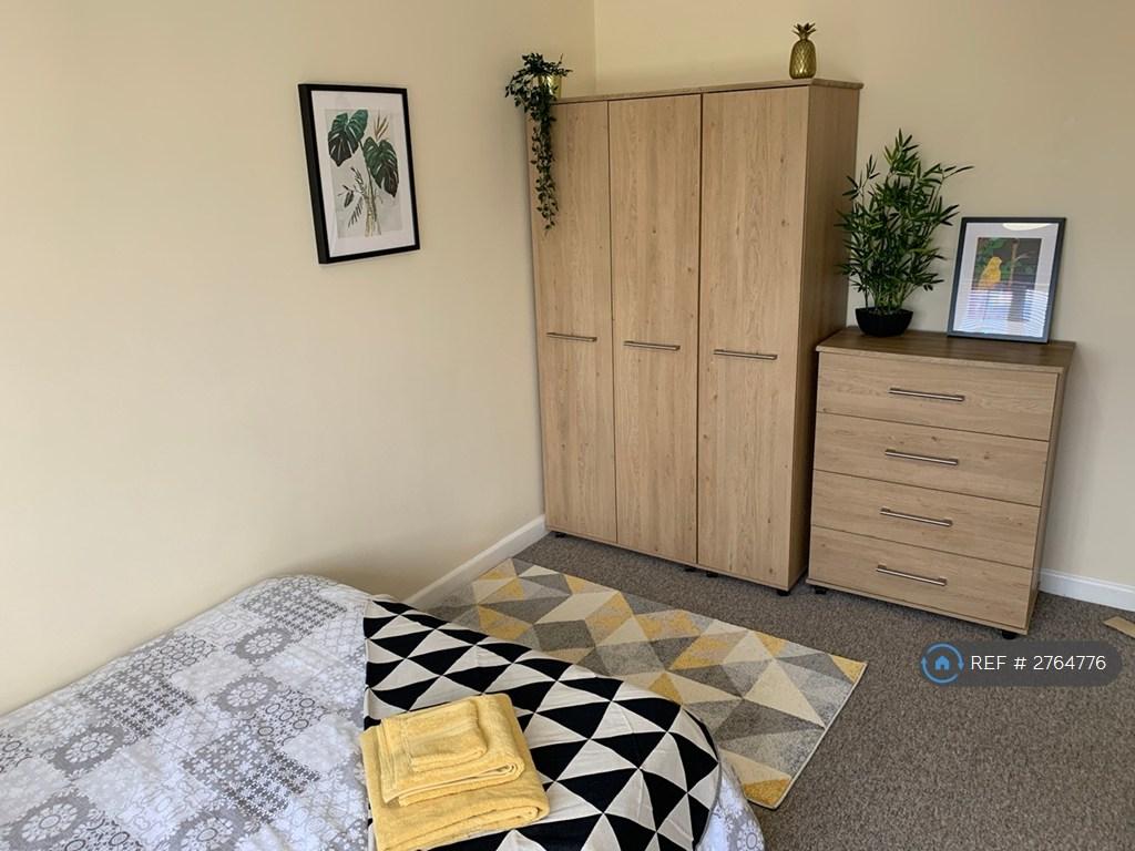 4 Drawer Chest, Tv Aerial &amp; Internet Plug