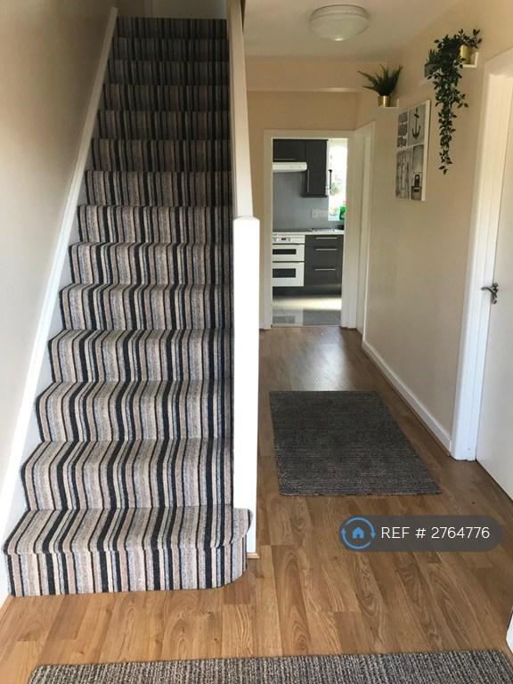 Welcoming Hallway Thru To Kitchen-Diner