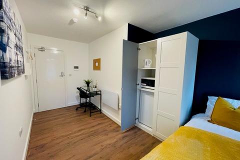 1 bedroom in a house share to rent, 12 Glodwick Road, Oldham