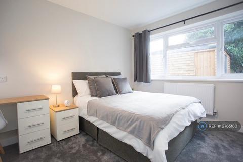 1 bedroom in a house share to rent, Langley Lane, Crawley, RH11