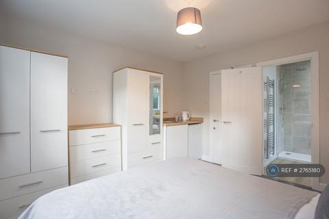 1 bedroom in a house share to rent, Langley Lane, Crawley, RH11
