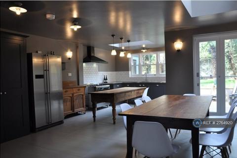 1 bedroom in a house share to rent, Gateley Road, London, SW9