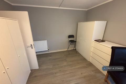 3 bedroom flat to rent, Studley Road, London, SW4