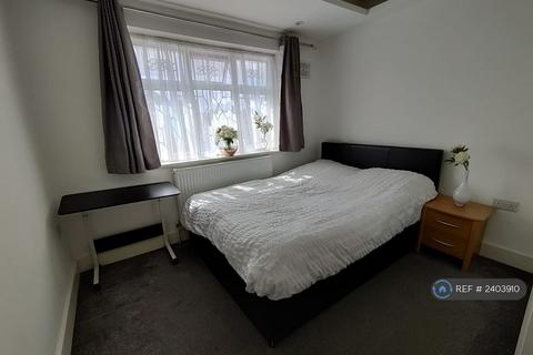 1 bedroom in a house share to rent, Bransgrove Road, Edgeware, HA8