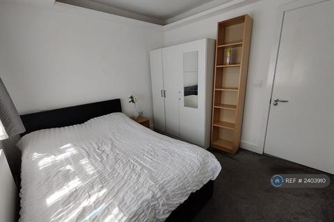 1 bedroom in a house share to rent, Bransgrove Road, Edgeware, HA8