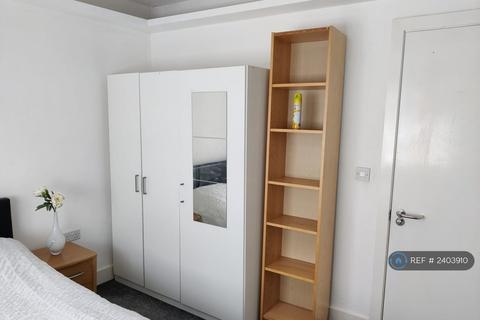 1 bedroom in a house share to rent, Bransgrove Road, Edgeware, HA8