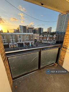 3 bedroom flat to rent, Waltham House, London, SW9