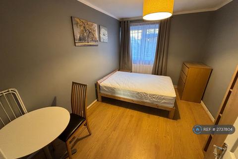 3 bedroom flat to rent, Waltham House, London, SW9