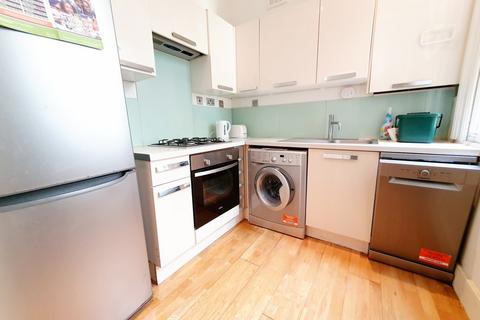3 bedroom flat to rent, College Place, Camden