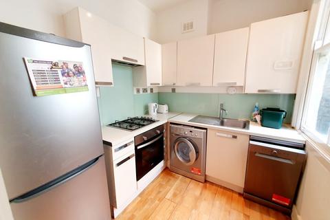 3 bedroom flat to rent, College Place, Camden