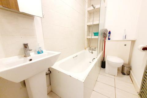 3 bedroom flat to rent, College Place, Camden