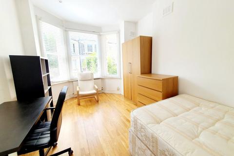 3 bedroom flat to rent, College Place, Camden