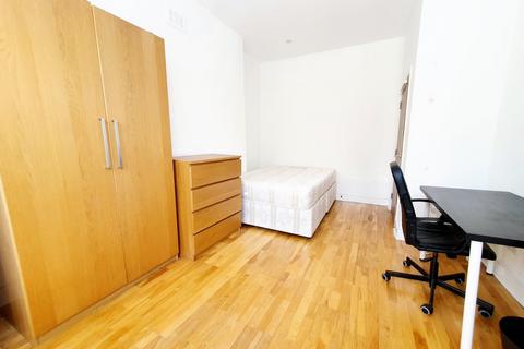 3 bedroom flat to rent, College Place, Camden