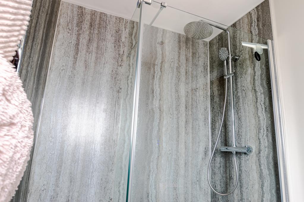 Hallshower2