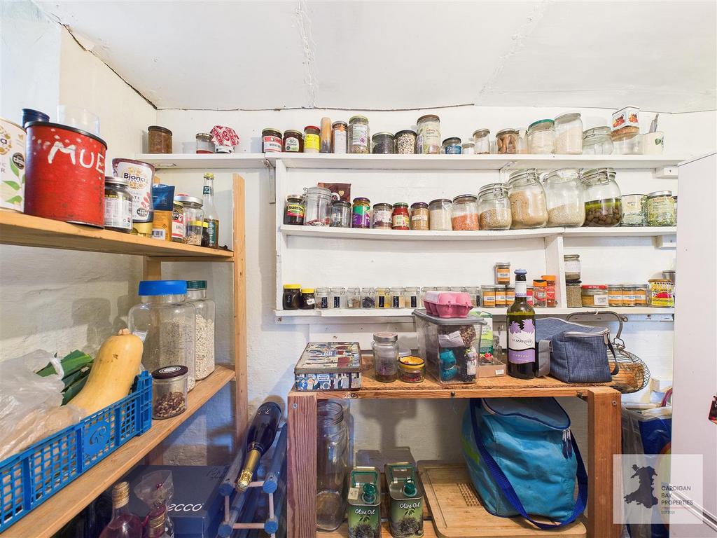Walk in pantry