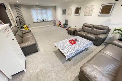 4 bedroom semi-detached house for sale, Croxton Close, Luton, Bedfordshire, LU3 2UQ