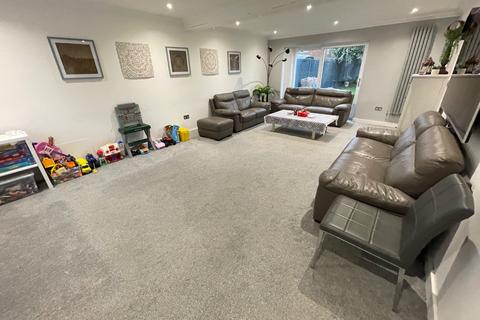 4 bedroom semi-detached house for sale, Croxton Close, Luton, Bedfordshire, LU3 2UQ