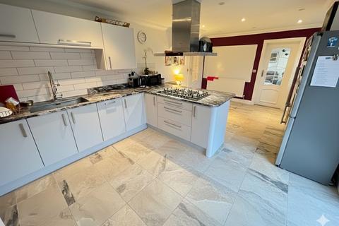4 bedroom semi-detached house for sale, Croxton Close, Luton, Bedfordshire, LU3 2UQ