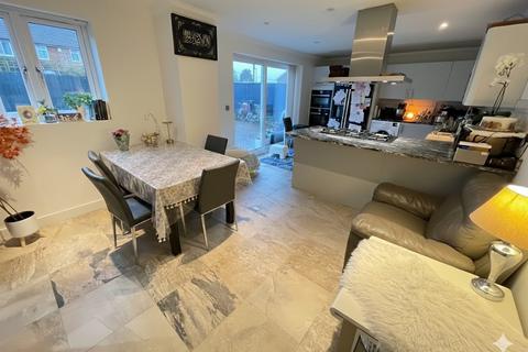 4 bedroom semi-detached house for sale, Croxton Close, Luton, Bedfordshire, LU3 2UQ