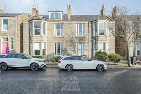4 bedroom flat for sale
